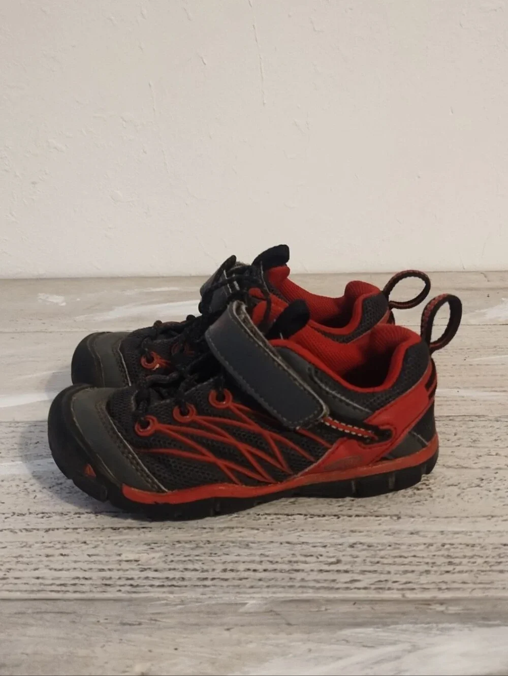 Keen kids u.s.a size 10 Chandler Sneakers Black and Red (UK kids size 9) some